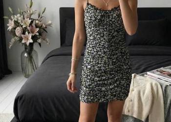 Sukienka H&M podkreślająca sylwetkę – UNI S–M