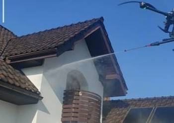 Mycie dronem dachów i elewacji.