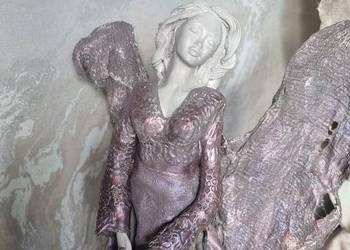 Anioł w fioletowej, opalizującej kolorystyce