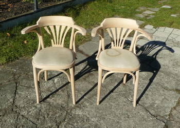 Stare krzesła gięte.