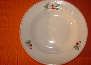 Truskawki talerz obiadowy Lubiana PRL