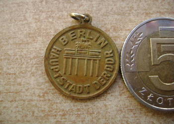 Starocie z PRL - Militaria = Medal mały z Berlina DDR do rozpoznania TANIO