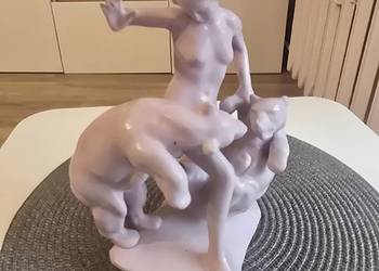 Figurka porcelanowa kobieta z niedźwiedziami Wałbrzych akt