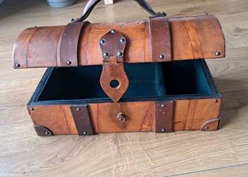 Stylowa Skrzynia Dekoracyjna w Stylu Vintage – Ręcznie Wykonana