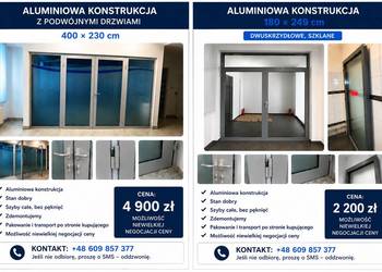 Zabudowa aluminiowo-szklana z podwójnymi drzwiami 400 × 230 cm.