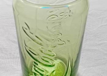 Zielona kolekcjonerska szklanka Coca Cola Koffeinhaltig, w formie puszki.