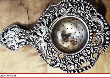 Srebrne sitko do herbaty z motywem puttów-1900r.