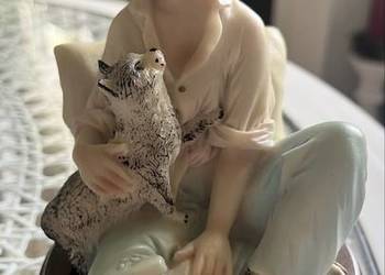 Figurka chłopca z kotem alabaster
