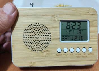 Małe Radio z Termometrem i zegarkiem oraz termometrem