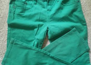 zielone spodnie fason prosty
