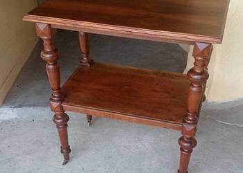 Orzechowy stolik w stylu eklektycznym