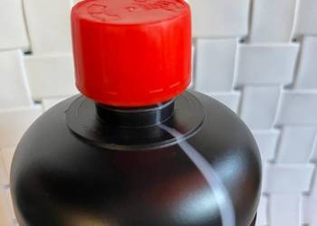 Butelka 1l HDPE – czarna z czerwoną nakrętką z dozownikiem