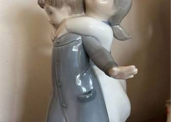 Figurka chłopca z teczką i z dziewczynką.  Z manufaktury Zaphir. Lladro. Sp