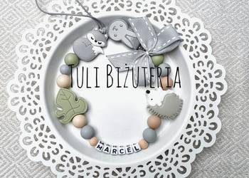 Zawieszka do smoczka z imieniem dziecka lisek szop jeż