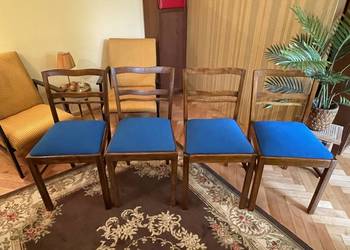 Stylowe krzesła vintage – ciemne drewno, niebieskie siedziska