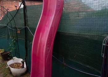 Zjeżdzalnia dla dziecka. Różowa zjeżdzalnia dlaa dziewczynki. Do ogrodu.