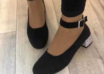 (40) Czarne czółenka wieczorowe z ozdobnym obcasem, Nowe