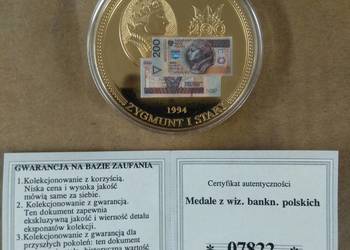 65. Medal okolicznościowy z banknotem 200 zł.