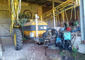 Opryskiwacz 21m berthoud 2600l pompa wirowa