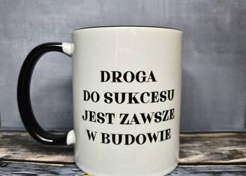 Kubek z tekstem motywującym "Droga do sukcesu jest zawsze w budowie"
