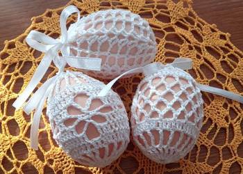 Wielkanoc. Szydełkowe koszulki, ubranka na gotowane jajka do koszyczka wiel