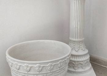 Ceramiczny postument z donicą