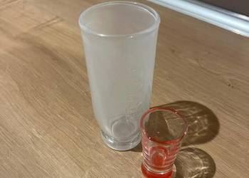 Nowy Kubek Frugo i jeden mały kieliszek