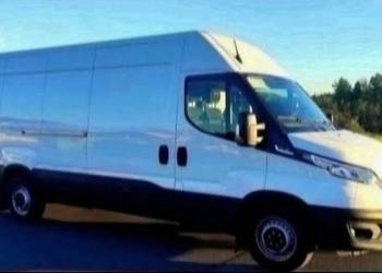 Oferuje transport po kraju busem Iveco daily.