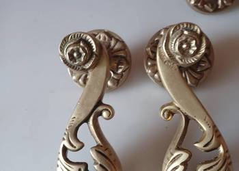 Piękne, duże klamki mosiężne.