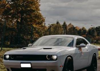 Wynajem samochodu do ślubu Dodge Challenger BMW E30
