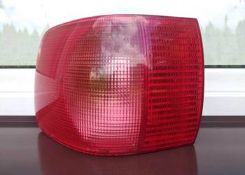 Audi 80 B4 sedan lampa tył tylna lewa w błotnik narożna oryginał Hella