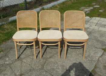 Stare krzesła gięte.