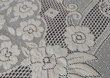 Duży, kremowy, owalny, obrus żakardowy