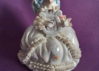 Figurka damy grającej na harfie