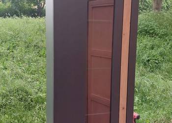 Szafka wisząca Loft Two z przeszkleniem dostępna od ręki.