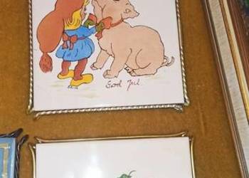 Podstawka pod gorące dania. Dziewczynka ze świnką Kafelek w ramce metalowej