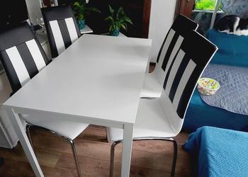 Stół biały rozkładany z krzesłami