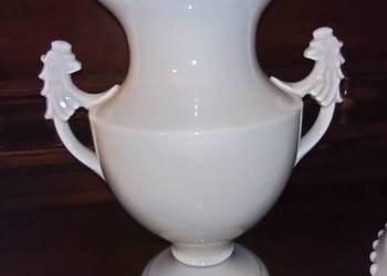 Wazon, amfora z gryfami.   Biała porcelana. Wazon, amfora z gryfami.   Biała porcelana.