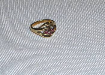 Złoty (585) pierścionek z syntetycznymi rubinami Roz.11