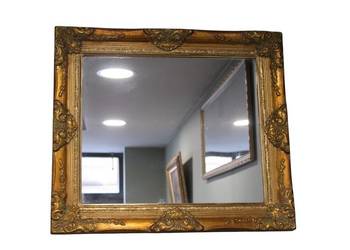 Lustro w ozdobnej złoconej ramie – styl barokowy