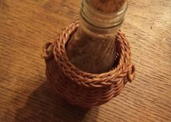 Stara butelka w koszyczku wiklinowym. PRL