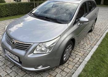 Toyota Avensis 1.8 Kombi (2009) – pewna, 2 komplety kół (zimówki 2025)
