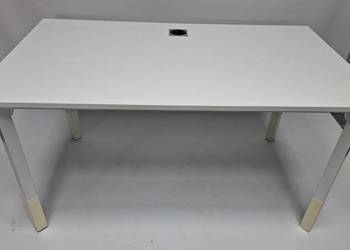 Biurko proste Kinnarps 140x80 białe z gniazdem elektrycznym