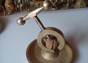 Mosiężny dziadek do orzechów, śruba.