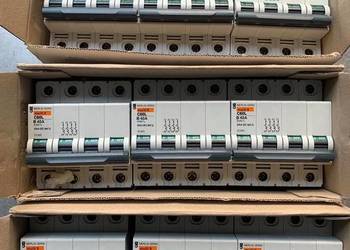 WYŁĄCZNIK MERLIN GERIN MULTI9 4P 40A 500mA