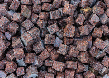 Kostka granitowa czerwona Vanga 8/11cm 1t