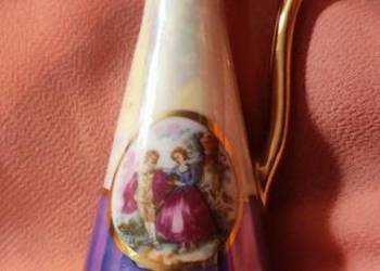 Malutki flakonik dzbanuszek porcelana malowana w scenki dwor