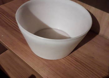 Lekko stożkowy pojemnik z białego plastiku, podstawa 14 cm, góra ok. 20 cm,