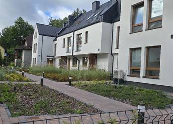 Piękny dom w zabudowie szeregowej położony w otoczeniu zieleni