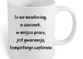Kubek z tekstem "To nie monitoring, a szacunek w miejscu pracy, jest..."